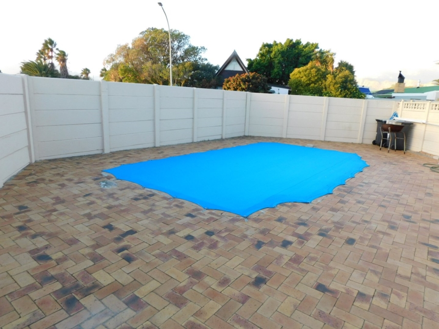 6 Bedroom Property for Sale in Dobson Western Cape